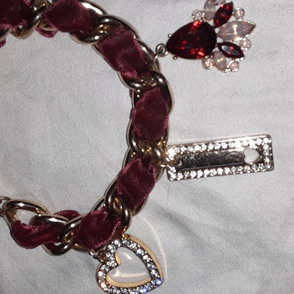 Guess red velvet and gold tone charm bracelet - Picture 3 of 9